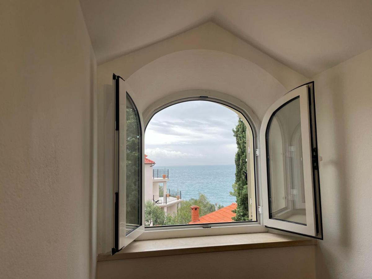 Luxury Seaside Villa With A Classic Mediterranean Olive Garden, A Fully Equipped Professional Kitchen, Pool, Sauna, Padle Boards And Canoe - Miolin Beach House Trogir Bagian luar foto