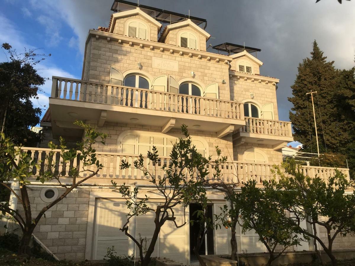 Luxury Seaside Villa With A Classic Mediterranean Olive Garden, A Fully Equipped Professional Kitchen, Pool, Sauna, Padle Boards And Canoe - Miolin Beach House Trogir Bagian luar foto