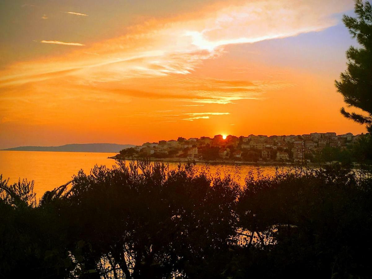 Luxury Seaside Villa With A Classic Mediterranean Olive Garden, A Fully Equipped Professional Kitchen, Pool, Sauna, Padle Boards And Canoe - Miolin Beach House Trogir Bagian luar foto